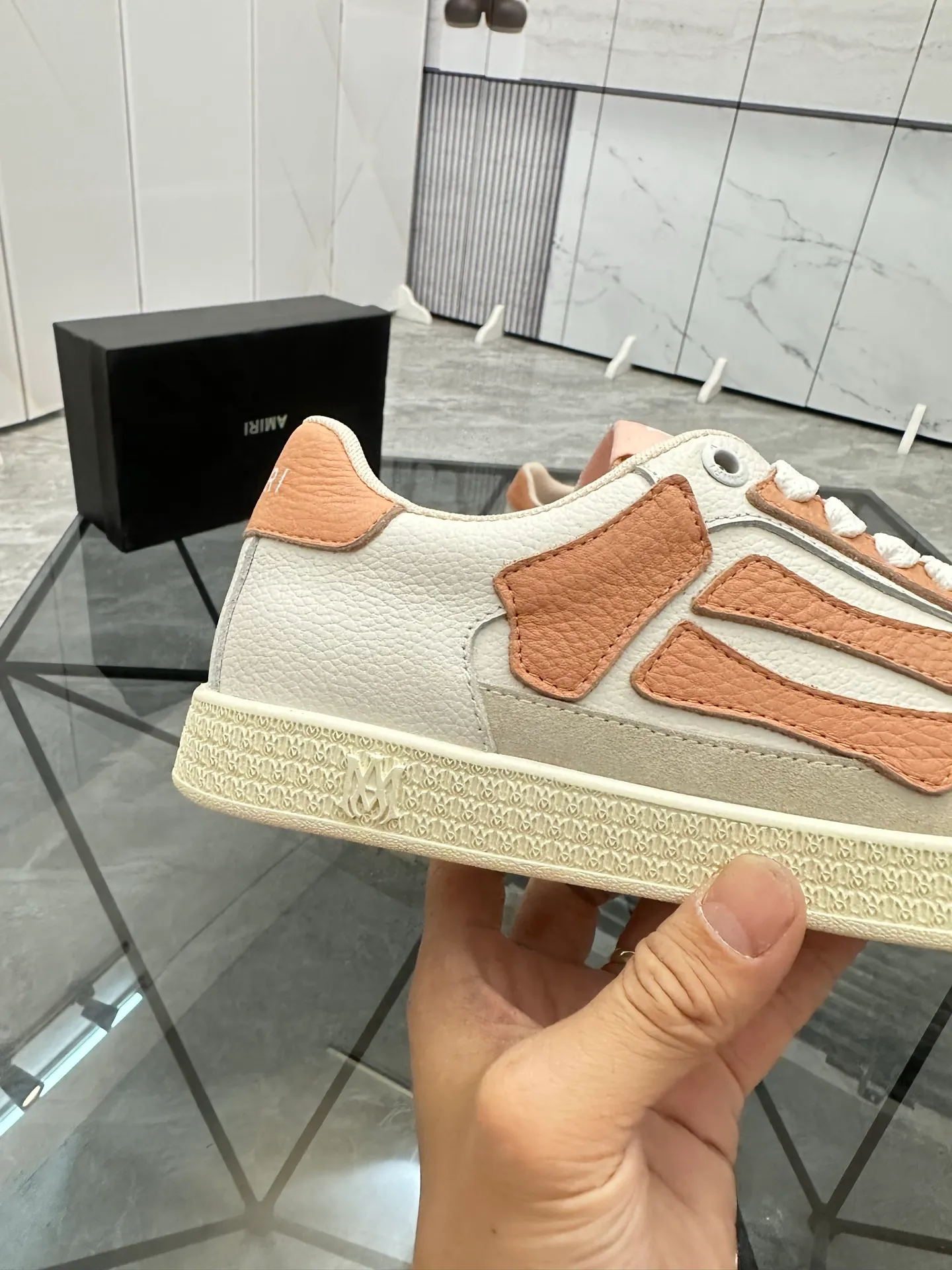 Men's shoes: 💰P420¥ Product trademark: AMIRI* "Amir*" low-top casual shoes Regular size: 38-45 (can be customized to 46) Product material: imported nubuck leather upper, breathable lining, original outsole. Number: 001